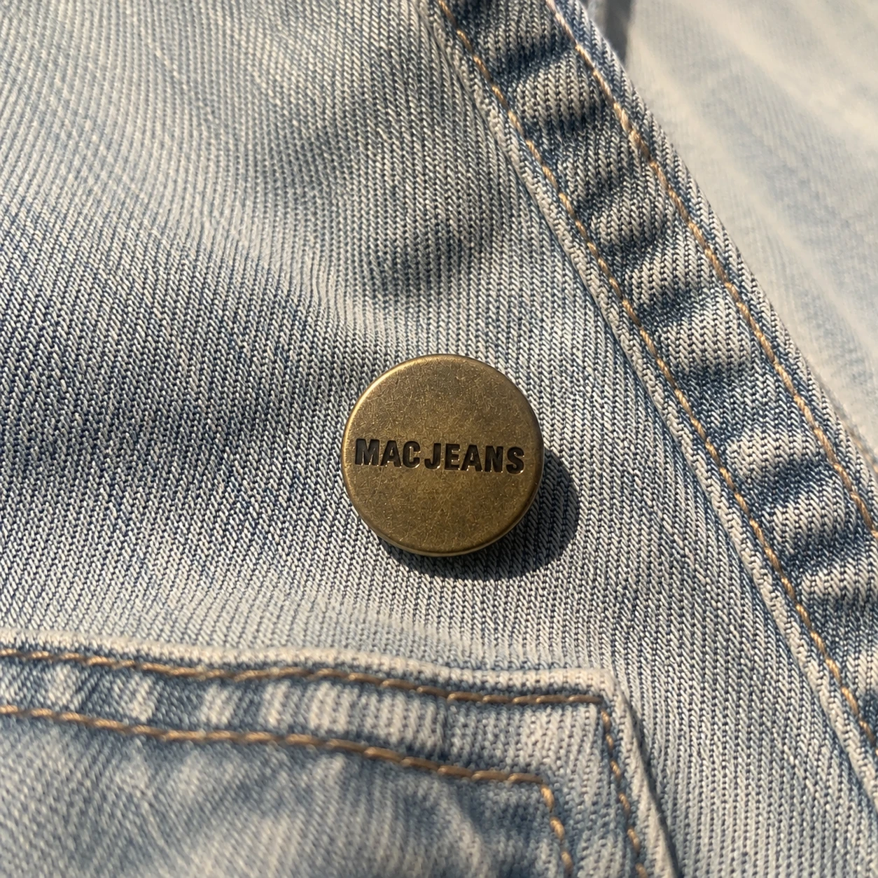 BT-223 metal button